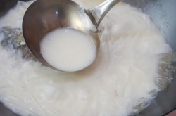 鲫鱼汤的正宗做法,一煎二火三盖，奶白鲜美汤品呈现